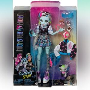 NEW Monster High Doll, Frankie Stein with Blue & Black Hair with Accessories&dog